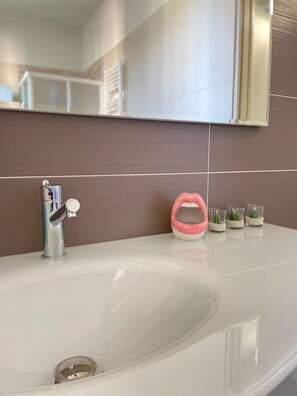 Dusj, hårføner, bidé og håndklær