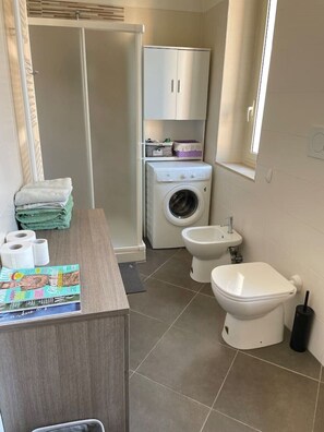 Dusche, Haartrockner, Bidet, Handtücher