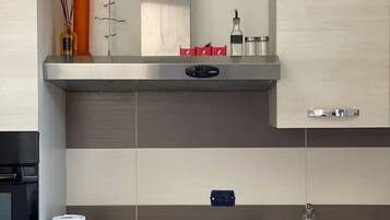 Frigorifero, forno, piano cottura, lavastoviglie