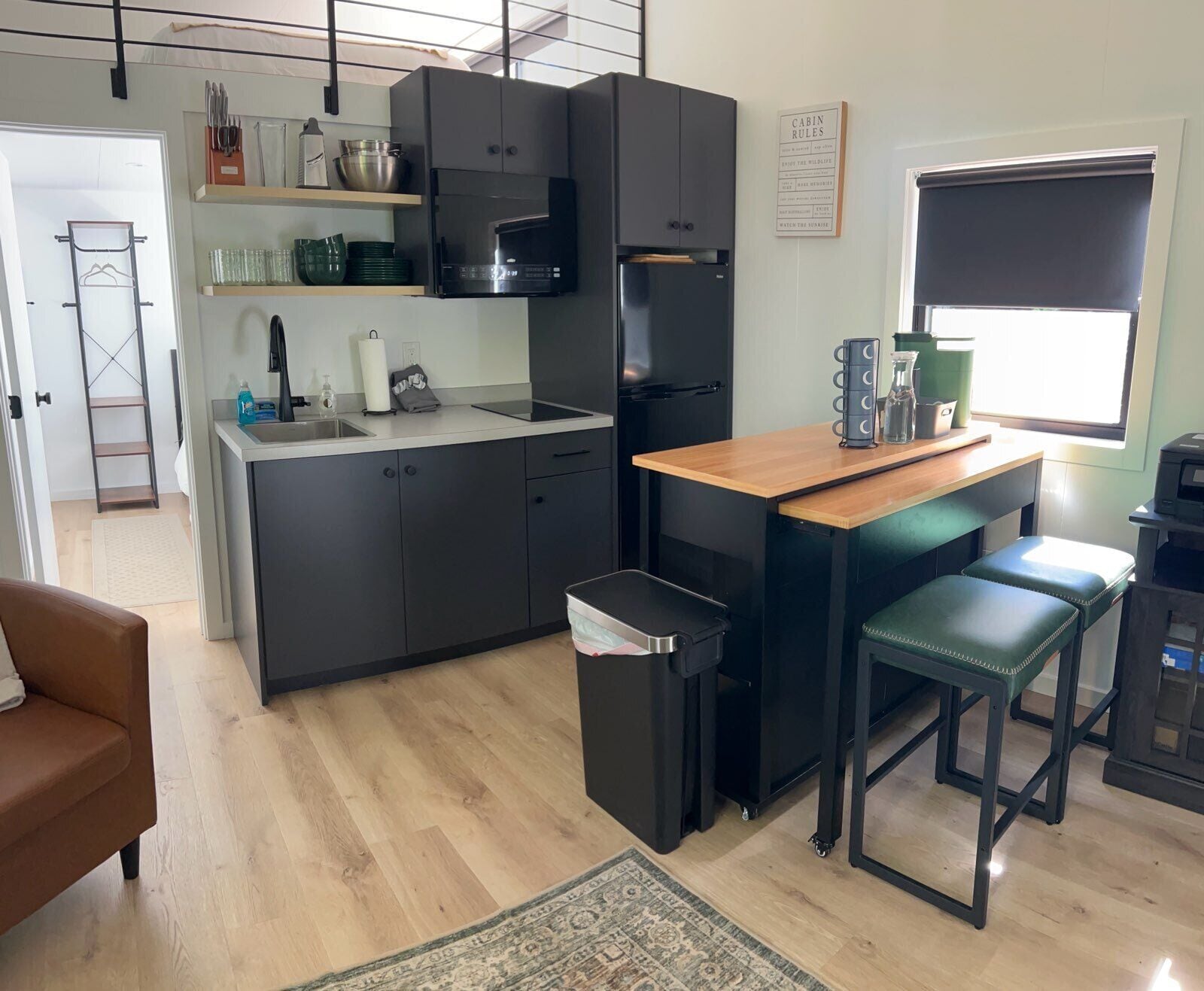 特色小屋, 2 間臥室, 非吸煙房, 簡易廚房 | 起居區 | 43-吋智慧型電視，提供數位頻道