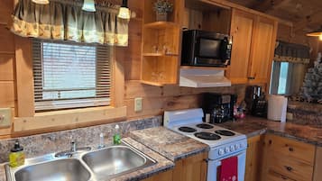 Cabin 2, Deluxe King Bedroom, Hot Tub | Cuisine privée | Micro-ondes dans les aires communes, un four, surface de cuisson