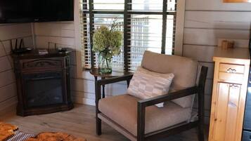 Cabin 26, Sunset View, Queen | Vardagsrum | 43-tums smart-tv med digitalkanaler
