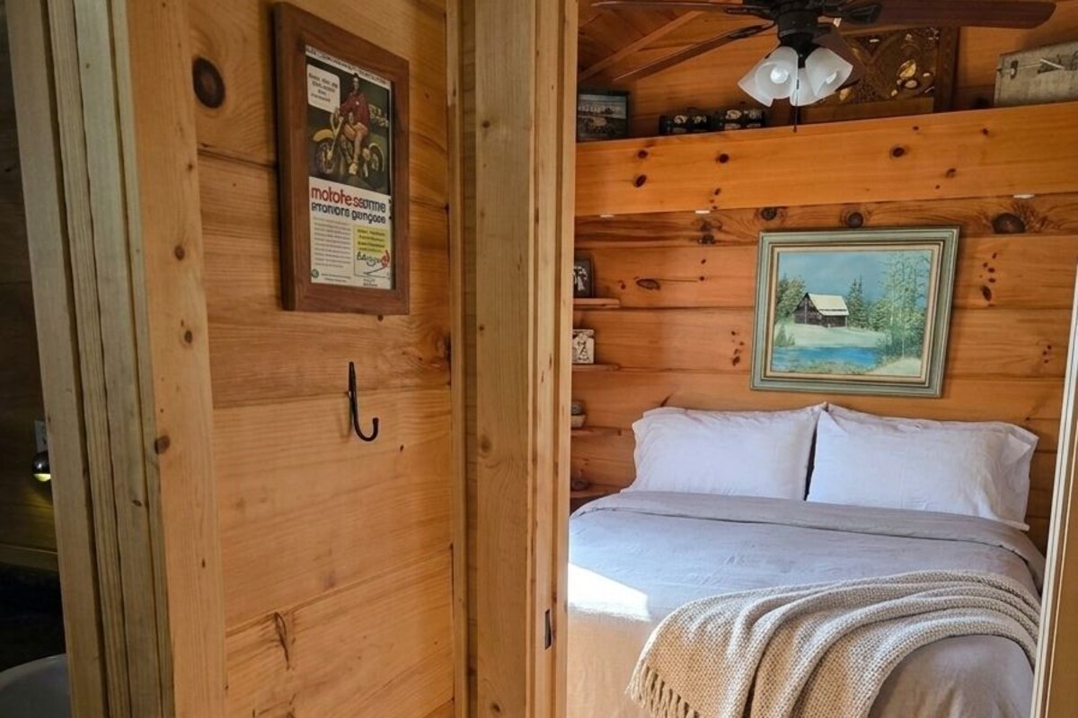Cabin, 2 Bedrooms, Non Smoking, Hot Tub | Free WiFi, bed sheets