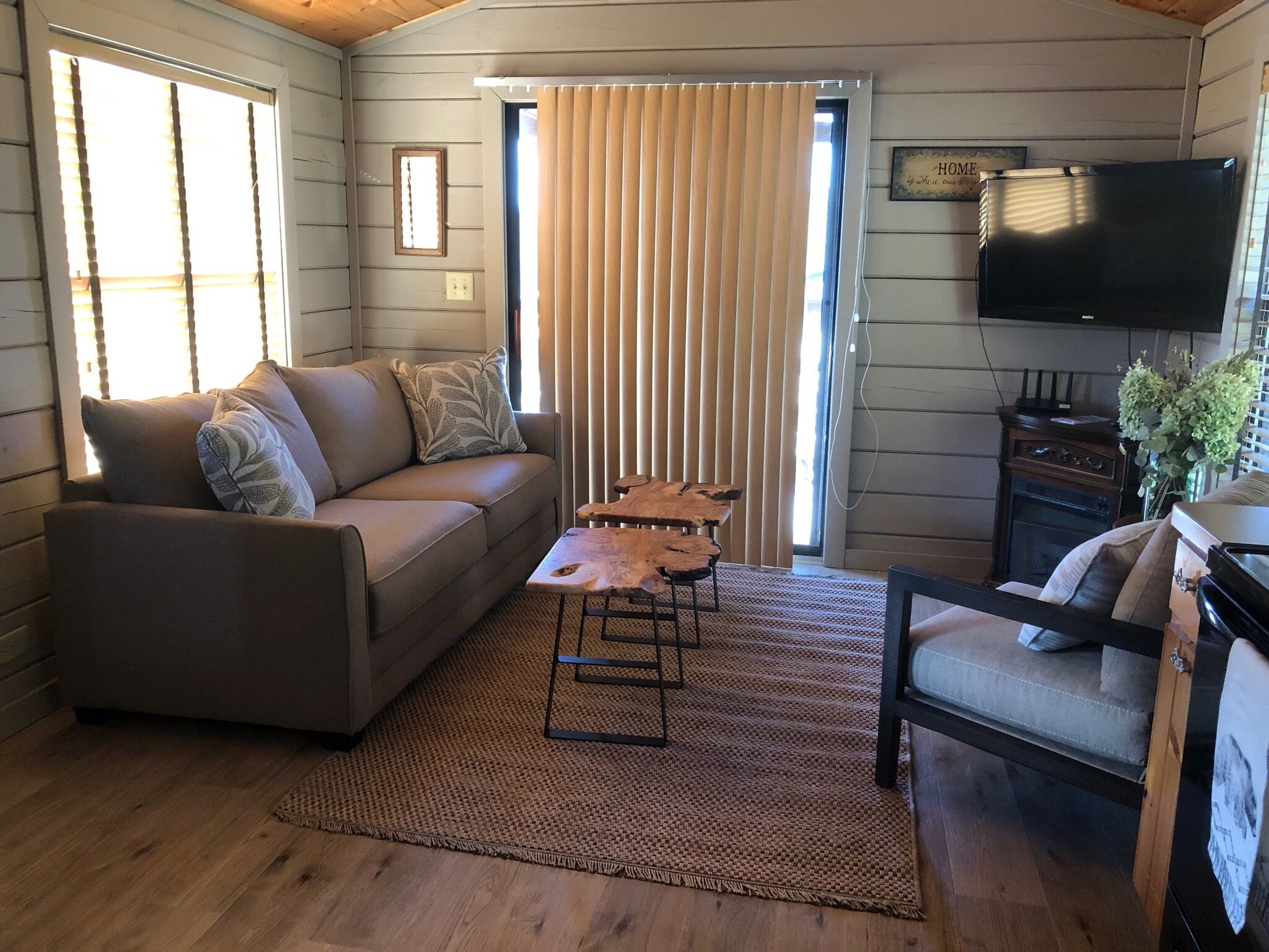 Cabin 26, Sunset View, Queen | Wohnbereich | 43-Zoll-Smart-TV mit Digitalempfang