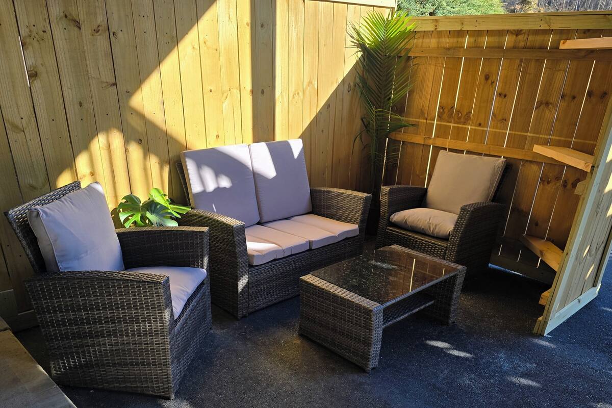 111 Queen bed, Non Smoking Patio Pool View | Terrace/patio