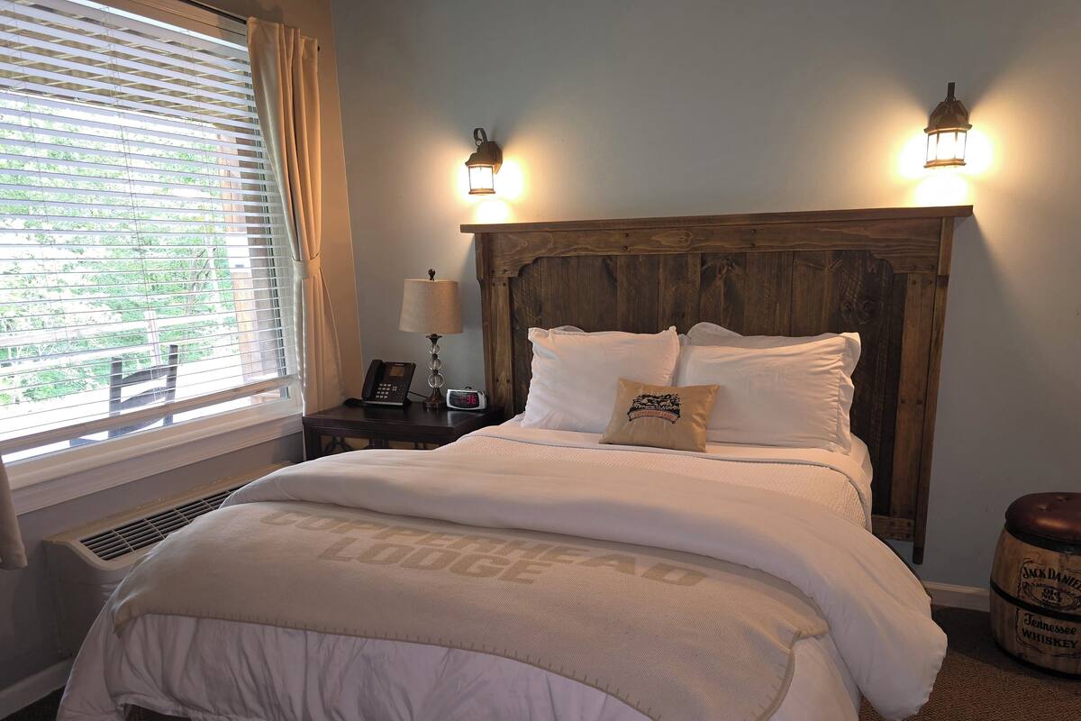 107 Queen Bed, Non Smoking, No Pets | WiFi (free), bed sheets