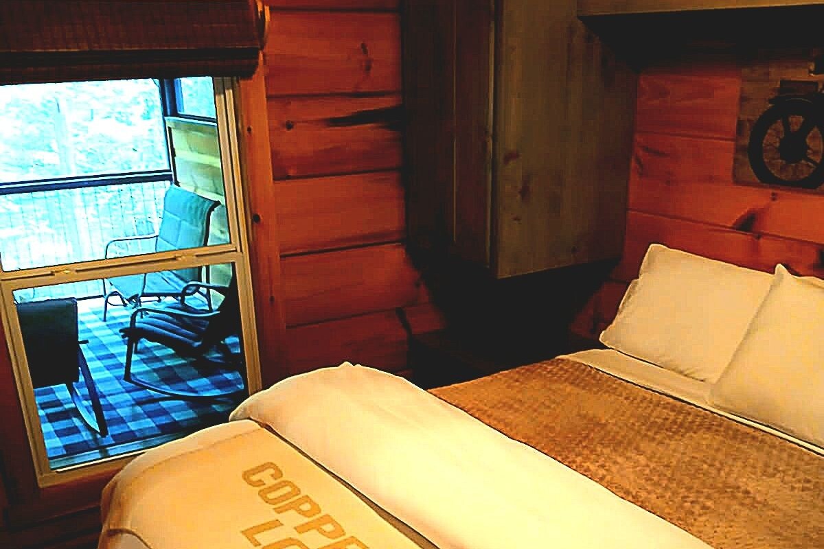 Cabin 45, 1 Bedroom King Creekside | Wi-fi (inkludert) og sengetøy