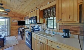 Cabin 26, Sunset View, Queen | Private kitchen | Microwave, oven, stovetop, coffee/tea maker