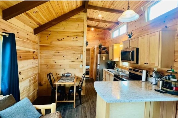 Cabin 9, 1 Bedroom, Queen | Eigene Küche | Mikrowelle, Wasserkocher mit Kaffee-/Teezubehör