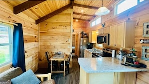 Cabin 9, 1 Bedroom, Queen | Cocina privada | Microondas en la zona común, horno, placa de cocina y cafetera o tetera