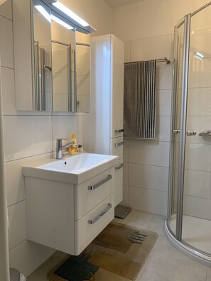 Shower, hair dryer, towels, soap - Wohnerlebnis Bad Zwischenahn (Bad Zwischenahn)