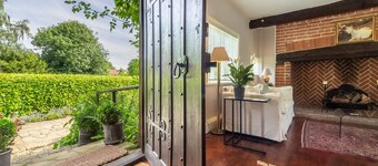 Ayres End Studio - Thatched cottage sleeping two guests