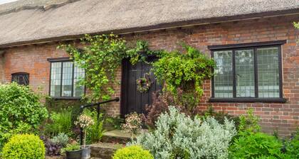 Ayres End Studio - Thatched cottage sleeping two guests