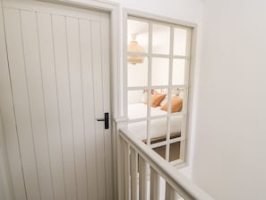 2 Schlafzimmer, individuell dekoriert, individuell eingerichtet