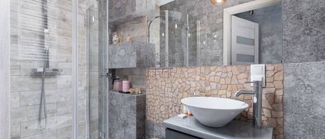 Douche, séchoir à cheveux, serviettes fournies, shampooing