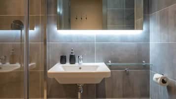 Schreibtisch, laptopgeeigneter Arbeitsplatz, kostenloses WLAN