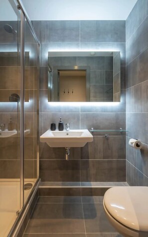 Escritorio, espacio para trabajar con laptop y wifi gratis 