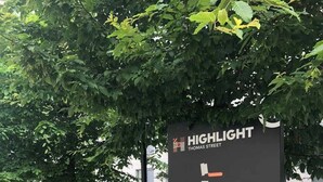 A directional sign for 'HIGHLIGHT Thomas Street' with arrows pointing to 'Block B', 'Block A', and 'Hanbury House'.