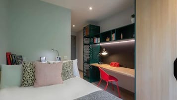 7 quartos, escrivaninha, espaço de trabalho para notebook