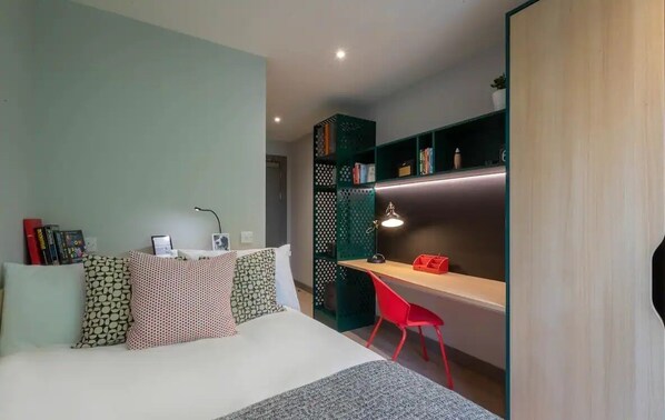 Escritorio, espacio para trabajar con laptop y wifi gratis 