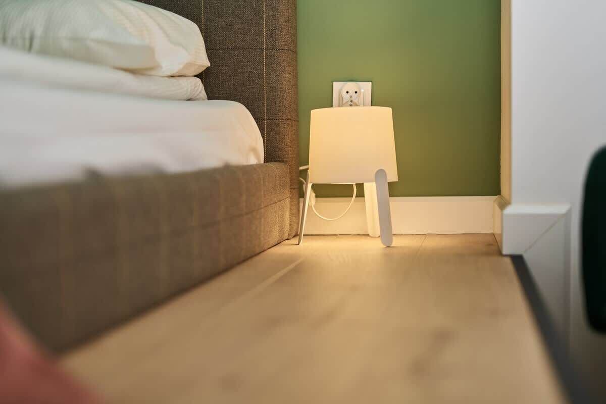 Bureau, fer et planche à repasser, lit de bébé portatif, Wi-Fi