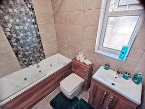 House | Bathroom | Shower, hair dryer, bidet, towels