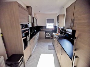 Private kitchen - Charming 4-bed House in Manchester (Manchester)