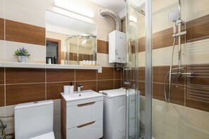 Dusche, Haartrockner, Handtücher, Shampoo