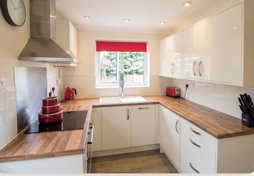 3 Bed House - Garden & Parking - Quiet Cul De Sac