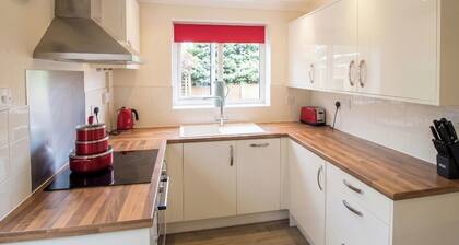 3 Bed House - Garden & Parking - Quiet Cul De Sac