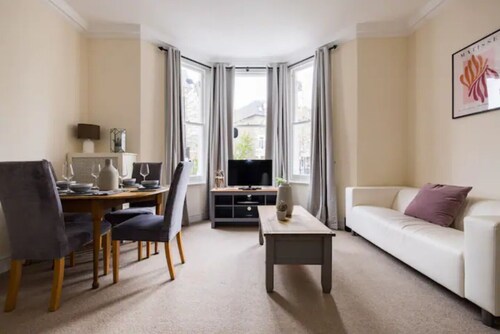 Spacious 2 Bed Flat Near High Street Kensington