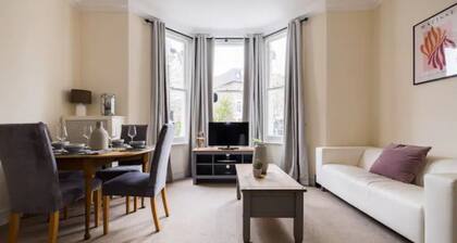 Spacious 2 Bed Flat Near High Street Kensington