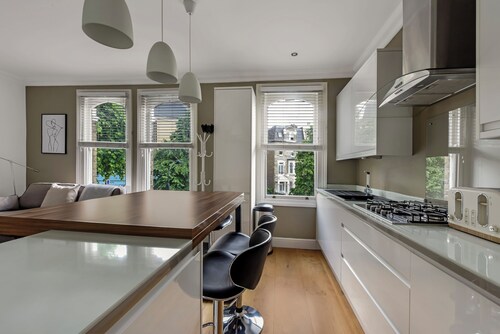 Spacious 2 Bed Flat Near High Street Kensington
