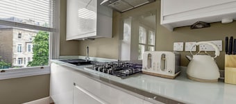 Spacious 2 Bed Flat Near High Street Kensington