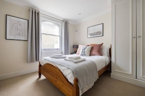 Apartment | 2 bedrooms, hypo-allergenic bedding, cribs/infant beds, free WiFi