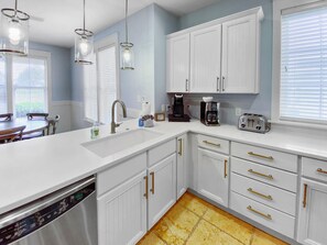 Private kitchen - Raven's Nest at Sandestin by Destin Getaways (Miramar Beach)