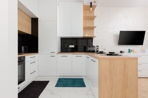 Fridge, microwave, oven, stovetop - Kotsisa 8a | Praga | Parking | Balcony (Warszawa)