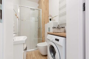 Dusche, Haartrockner, Handtücher, Shampoo