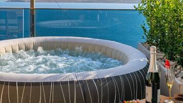 Apartment (Superior One Bedroom Apartment with T) | Private spa tub