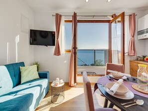 아파트 (One Bedroom Apartment with Terrace an) | 거실 | TV