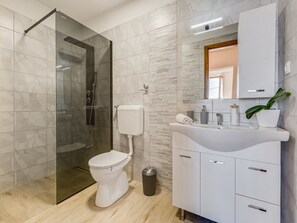 Apartment (Superior One Bedroom Apartment with T) | Bathroom | Shower, towels