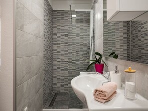 Apartment (One Bedroom Apartment with Terrace an) | Bathroom