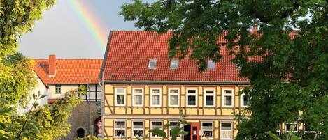 Eenpersoonskamer, gemeenschappelijke badkamer, uitzicht op park (Low Budget Armer Poet) | Exterieur