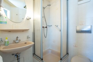 Phòng đơn Tiêu chuẩn, phòng tắm riêng, quang cảnh sân vườn (Einzelzimmer) | Phòng tắm