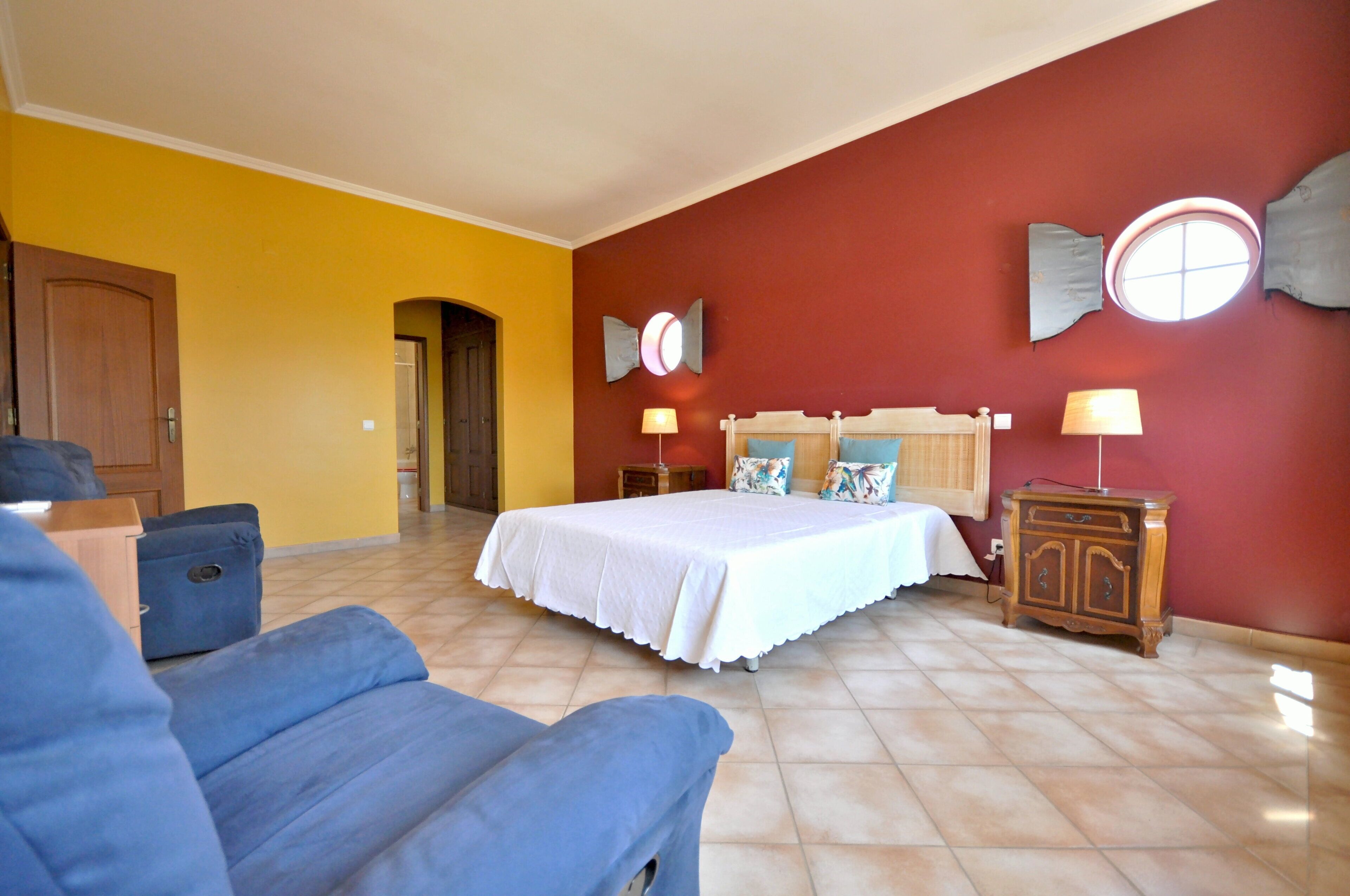 3 bedrooms, in-room safe, iron/ironing board, free WiFi