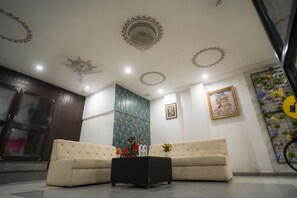 ฝ่ายต้อนรับ