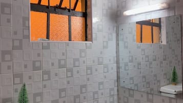 Estudio Business | Baño | Ducha, artículos de higiene personal gratuitos, zapatillas y bidé