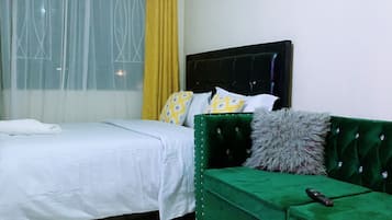 Estudio Business | Zona de estar | Smart TV de 14 pulgadas con canales digitales, una televisión