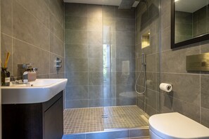 Combined shower/bathtub, hair dryer, towels - A premium stay that sleeps 5 guests  in 2 bedrooms (York)
