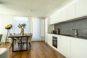 Fridge, microwave, oven, stovetop - A premium stay that sleeps 5 guests  in 2 bedrooms (York)